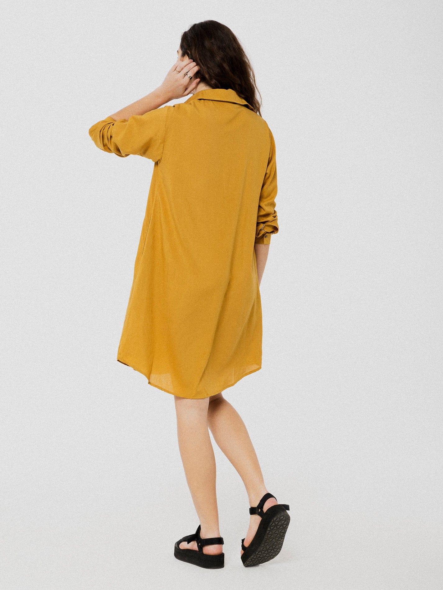 Robe d'été légère, ample et confortable couleur doré avec boutonnière et manche longue.