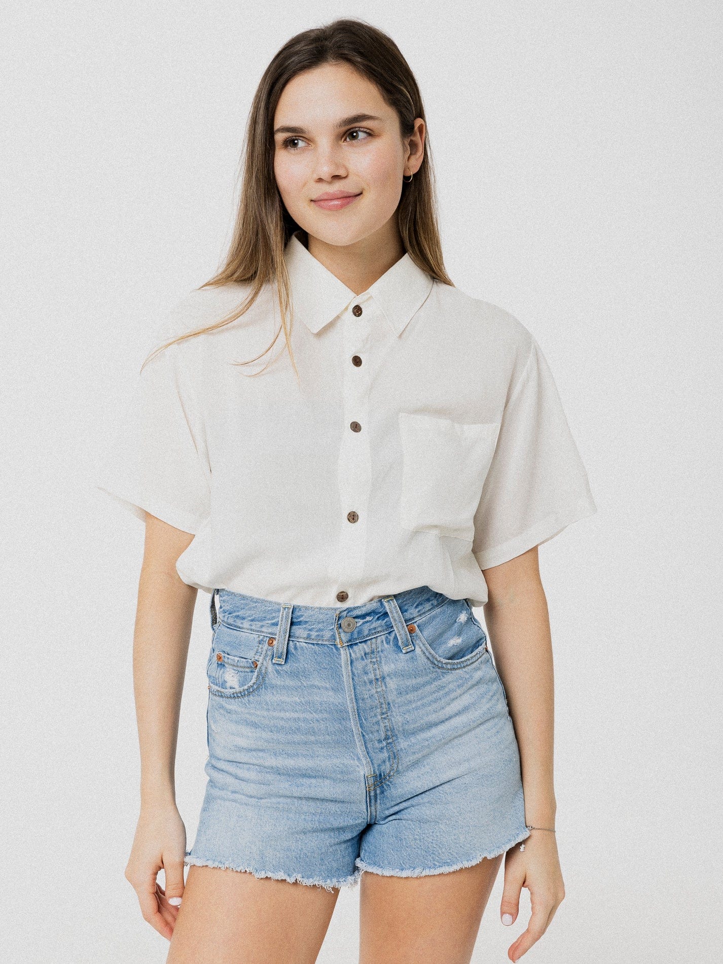 Blouse blanche légère, ample et versatile à manche courte avec boutons noir.