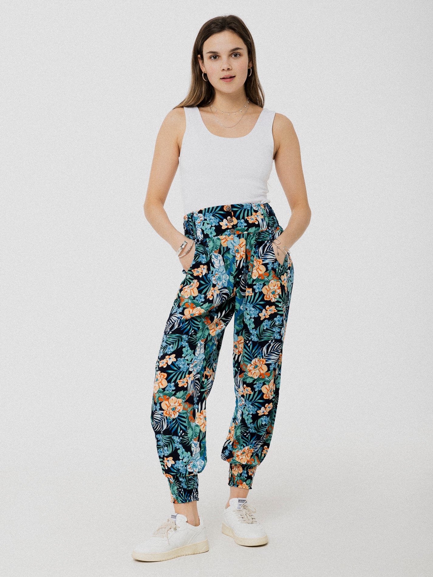 Pantalon noir à motif de fleurs tropicales marine et beige  ample et confortable avec élastique aux chevilles et à la taille.