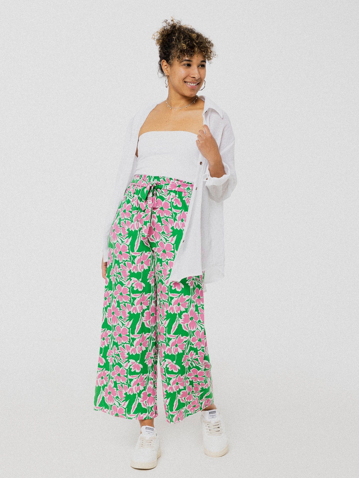 Pantalon vert à fleurs roses ample et confortable avec ceinture à la taille.