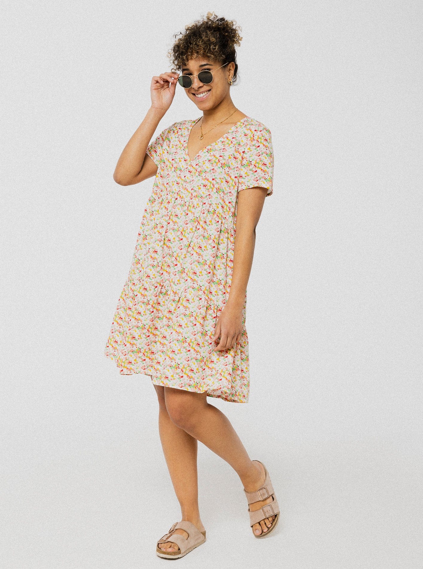 Robe d'été avec petites fleurs jaunes, verte et rose ample, confortable à manche courte. 