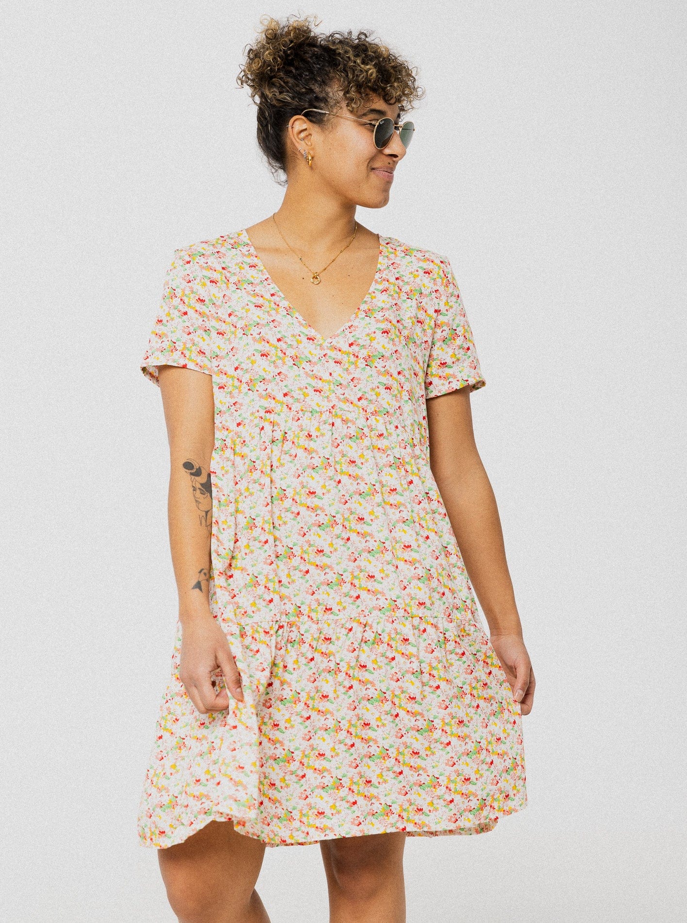 Robe d'été avec petites fleurs jaunes, verte et rose ample, confortable à manche courte.