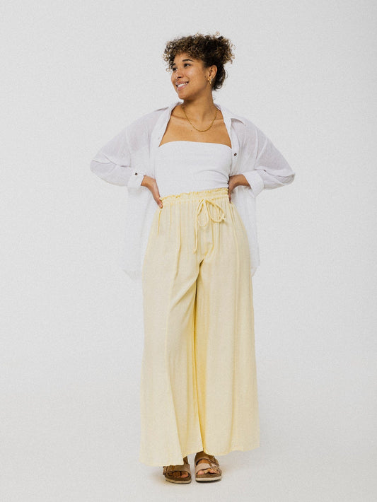 Pantalon jaune pastel ample et confortable avec élastique à la taille.