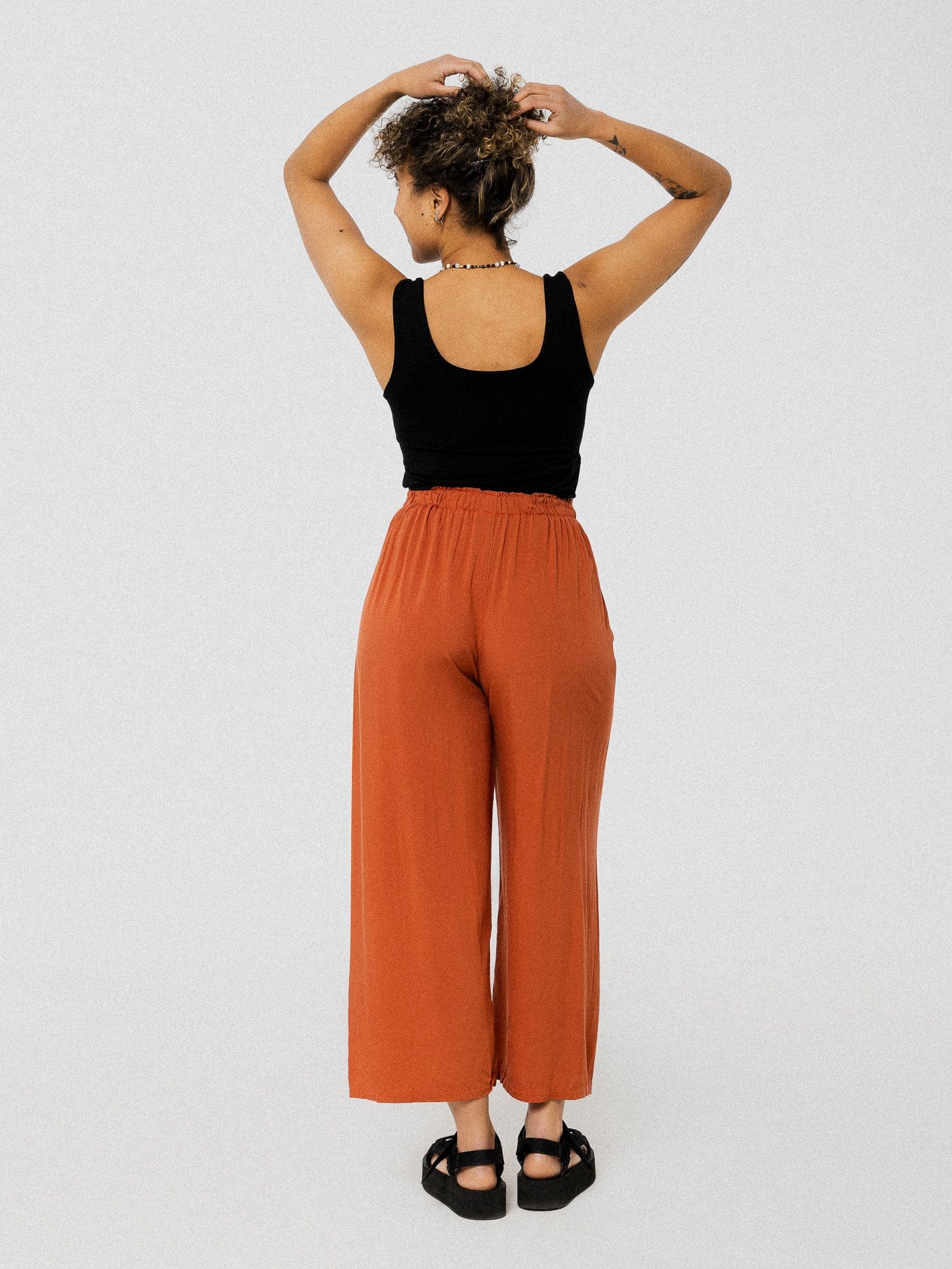 Pantalon orange brûlé ample et confortable avec ceinture à la taille.