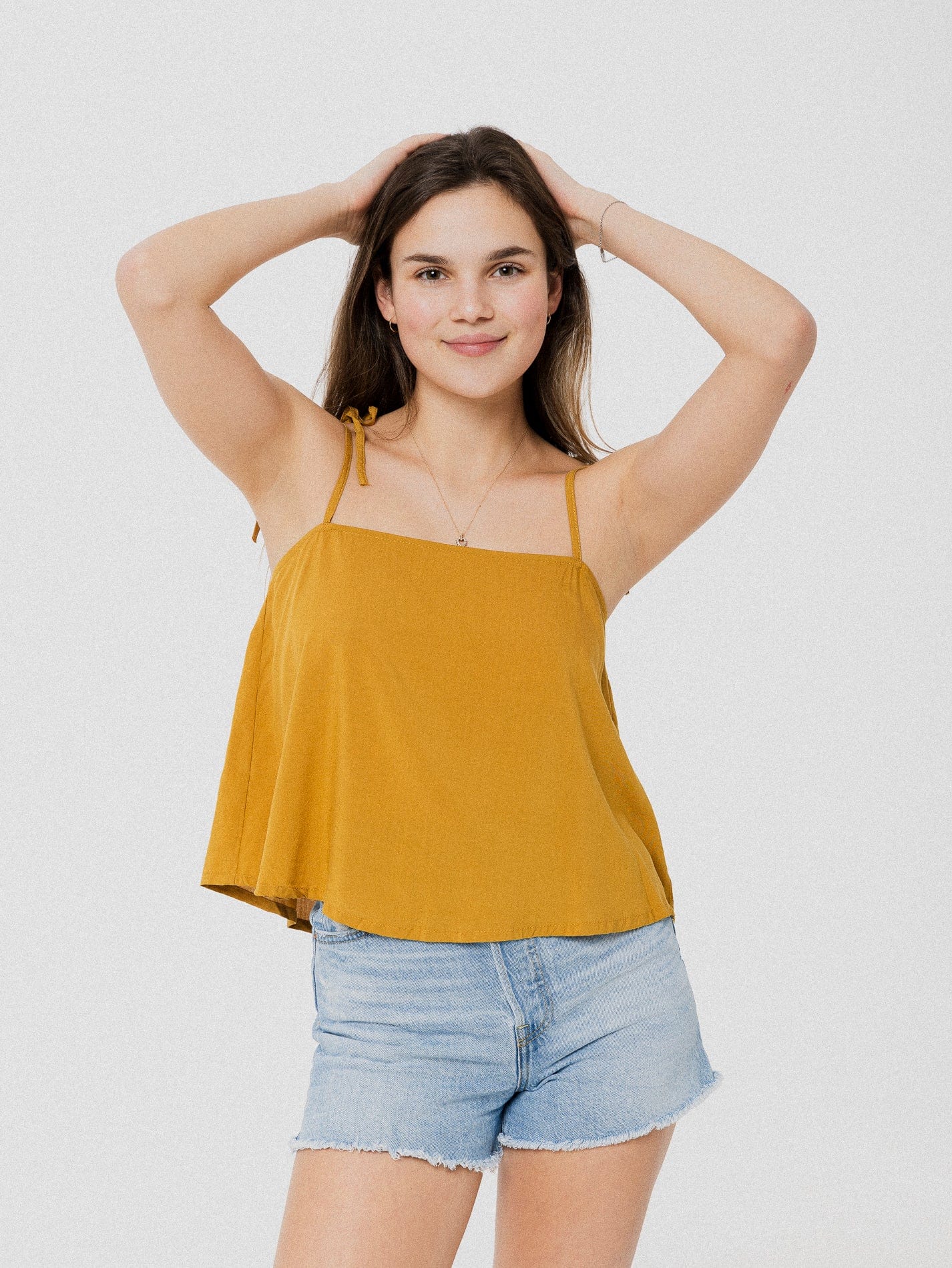 Camisole ample et confortable avec fines bretelles dorée.