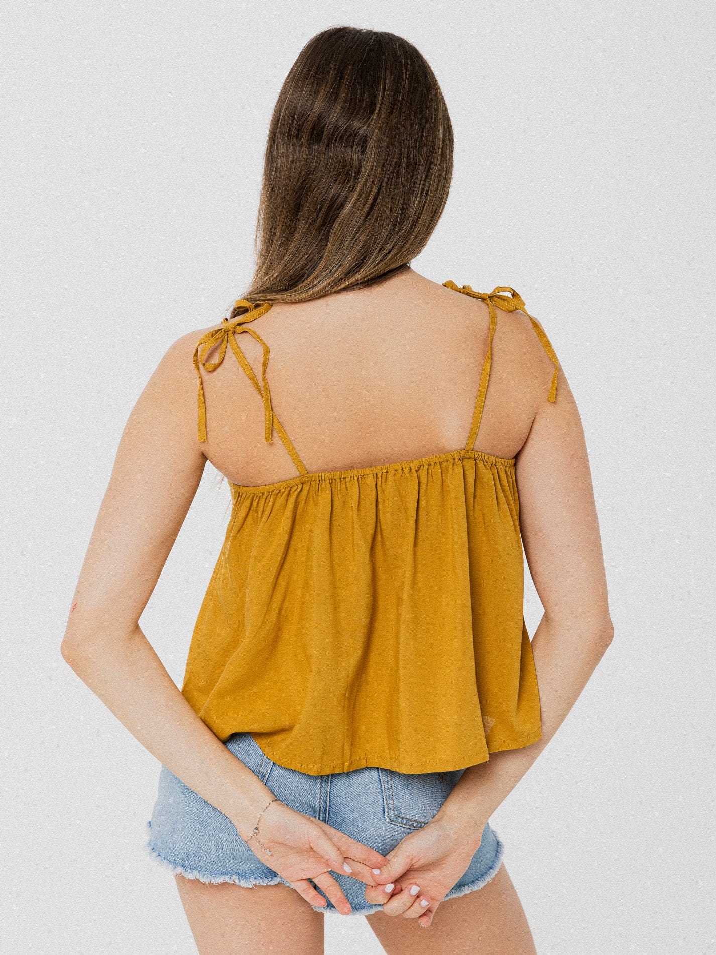 Camisole ample et confortable avec fines bretelles dorée.