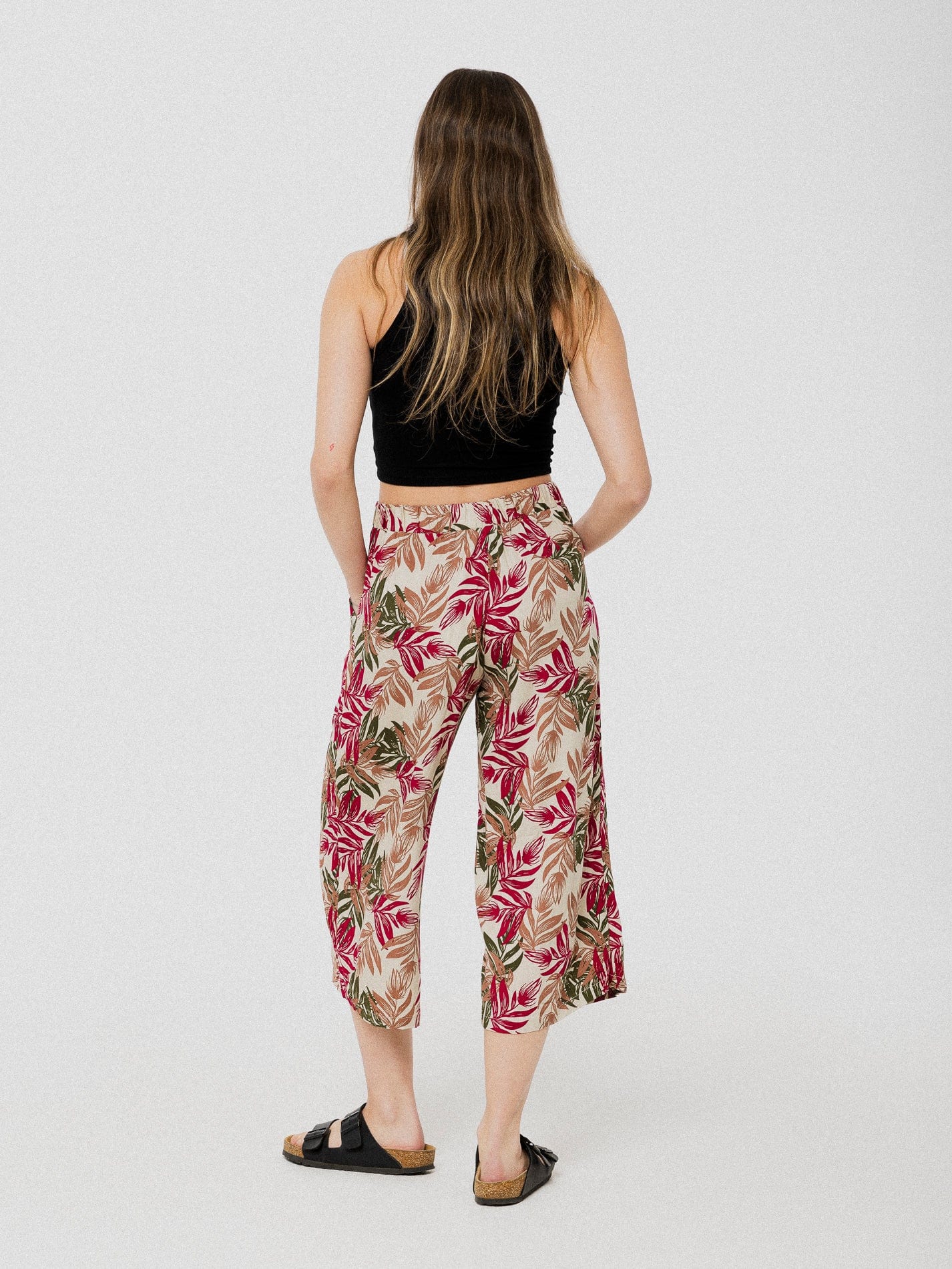 Pantalon 3/4 ample et confortable crème à motif feuilles brunes et fushia avec élastique dans le dos.