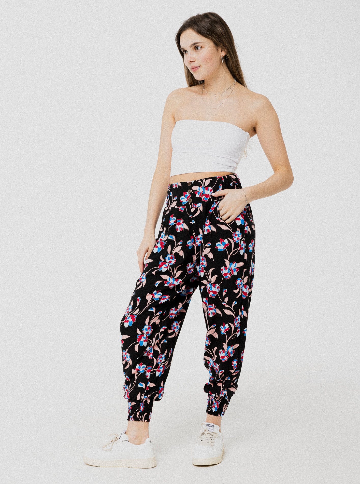 Pantalon noir à motif de fleurs bleu et rouge ample et confortable avec élastique aux chevilles et à la taille.