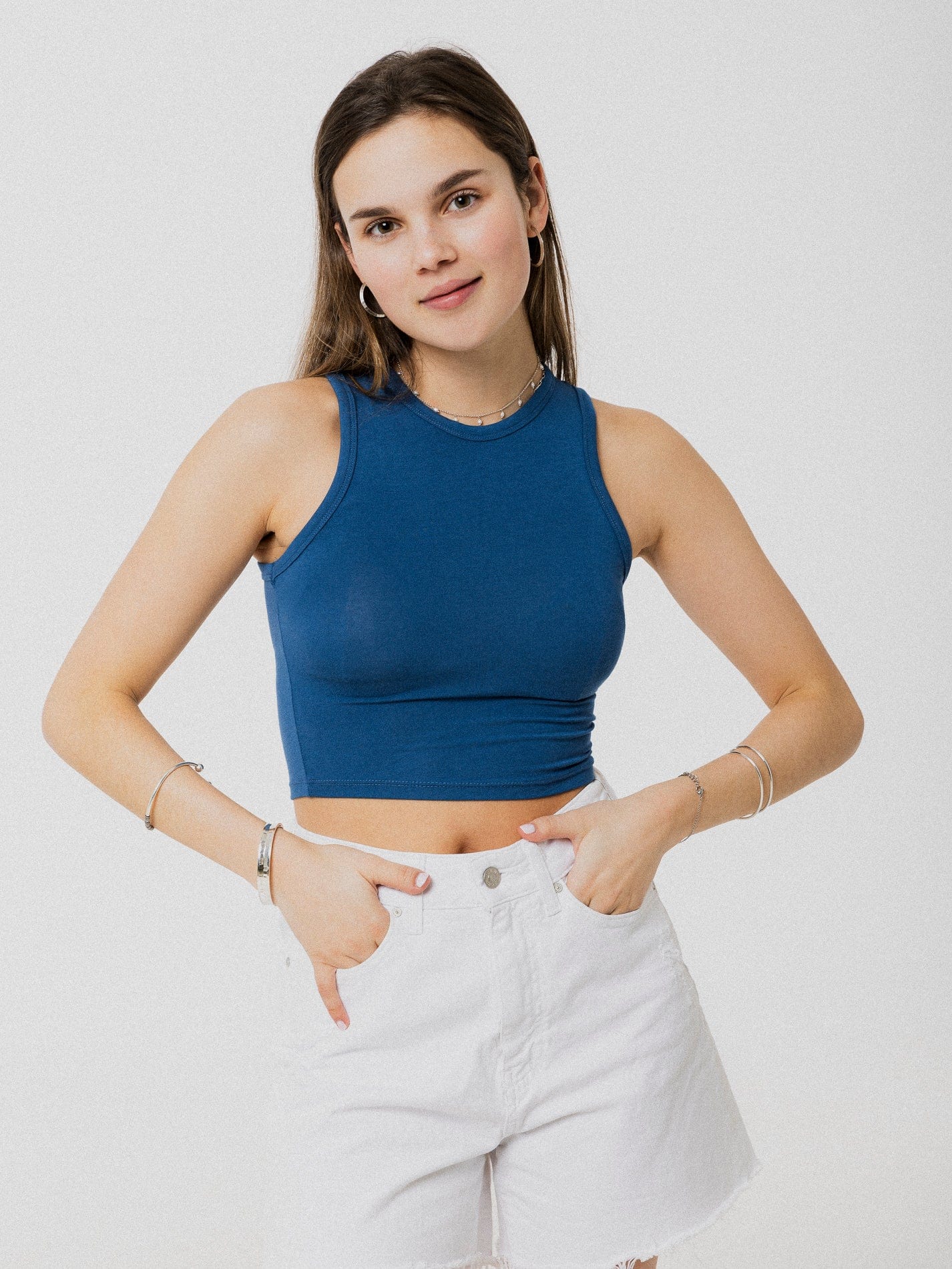 Camisole courte confortable avec col en rond bleu.