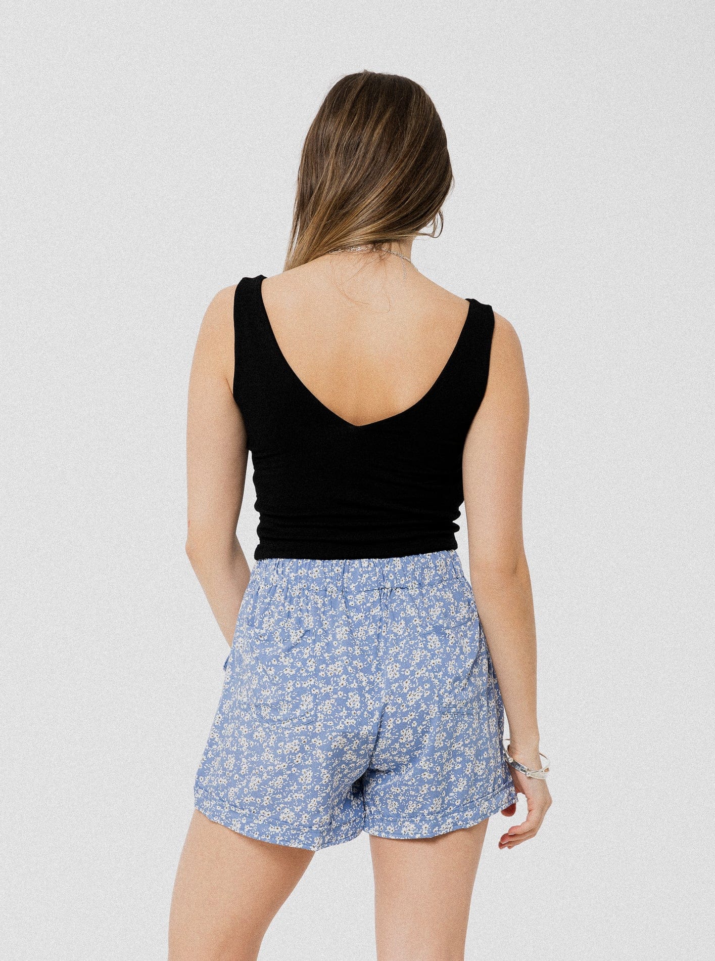 Short bleu avec petites fleurs blanches ample, léger et confortable avec élastique au dos et poches latérales.