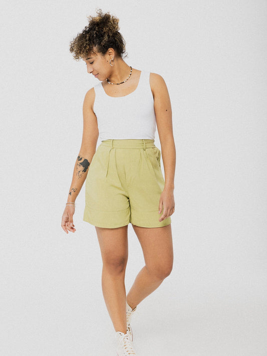 Short vert ample, léger et confortable avec élastique au dos et poches latérales.