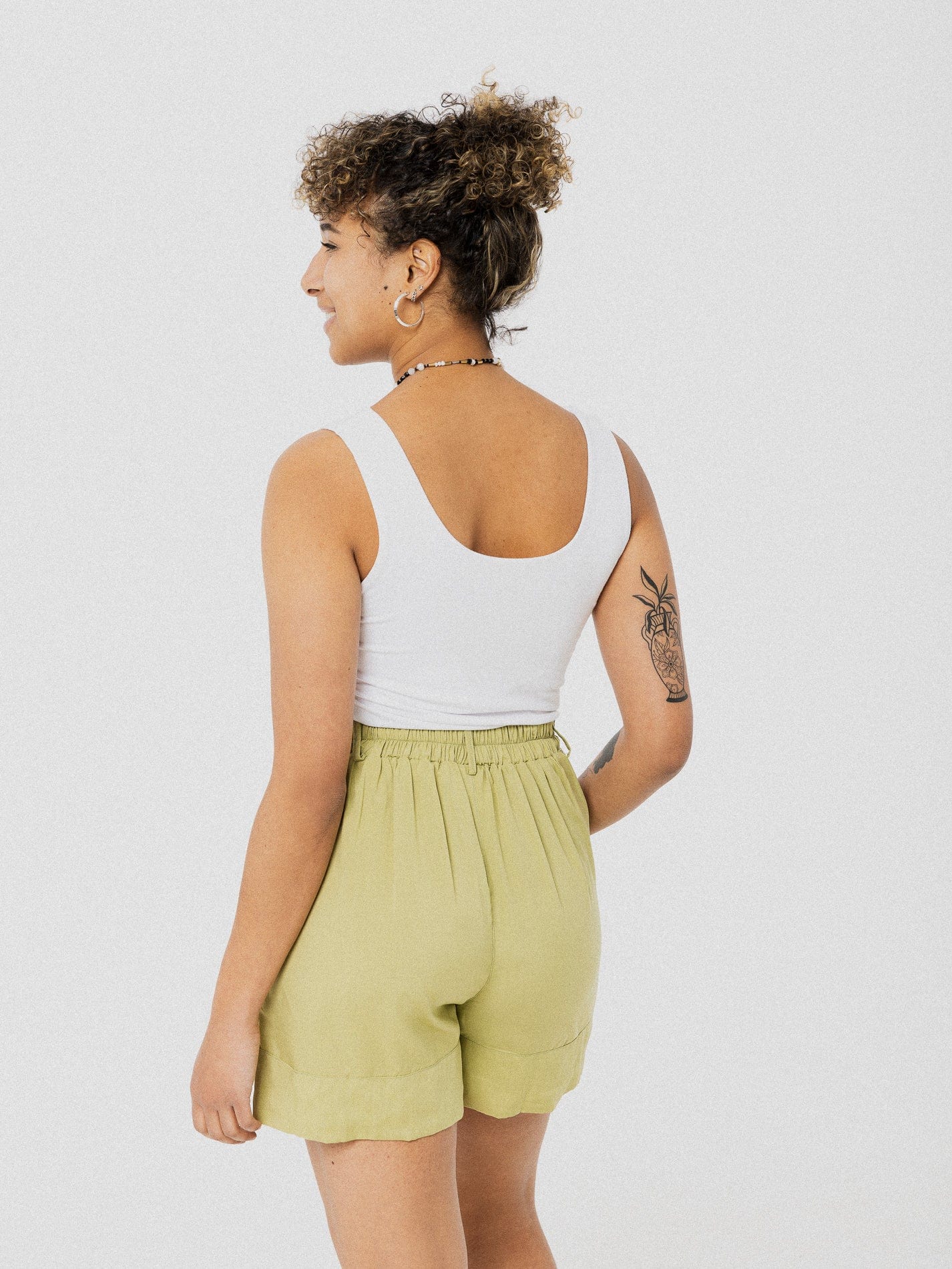 Short vert ample, léger et confortable avec élastique au dos et poches latérales.
