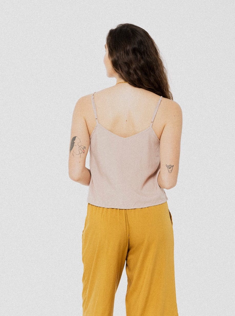 Camisole à fines bretelles ample et confortable rose pâle avec boutonnière.