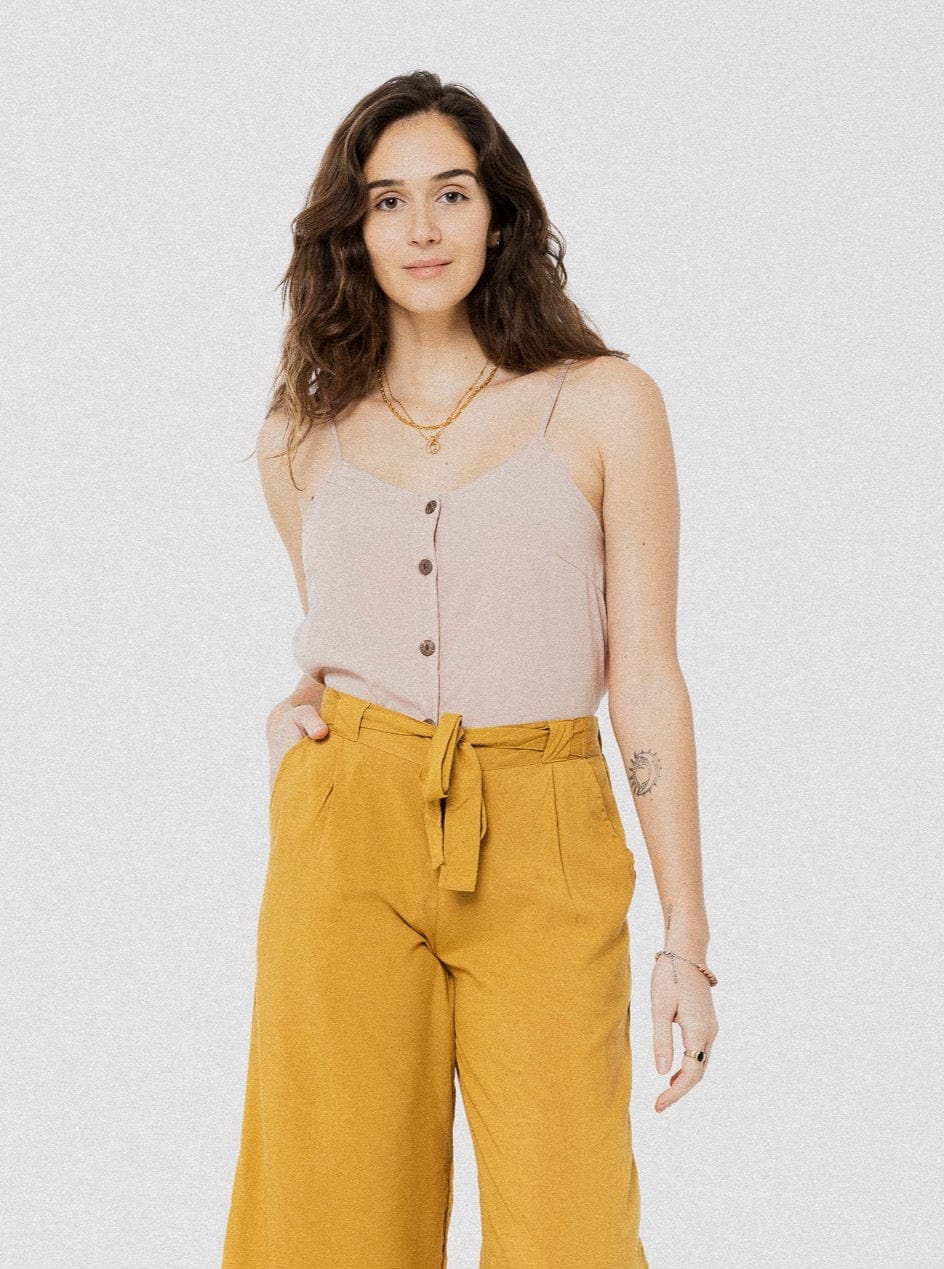 Camisole à fines bretelles ample et confortable rose pâle avec boutonnière.
