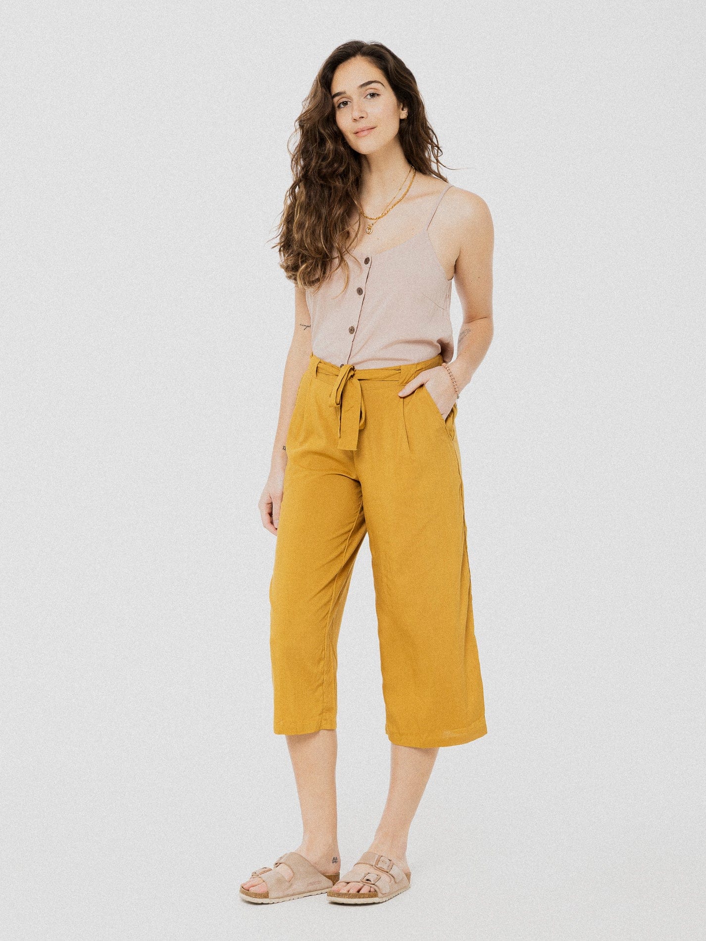 Camisole à fines bretelles ample et confortable rose pâle avec boutonnière.