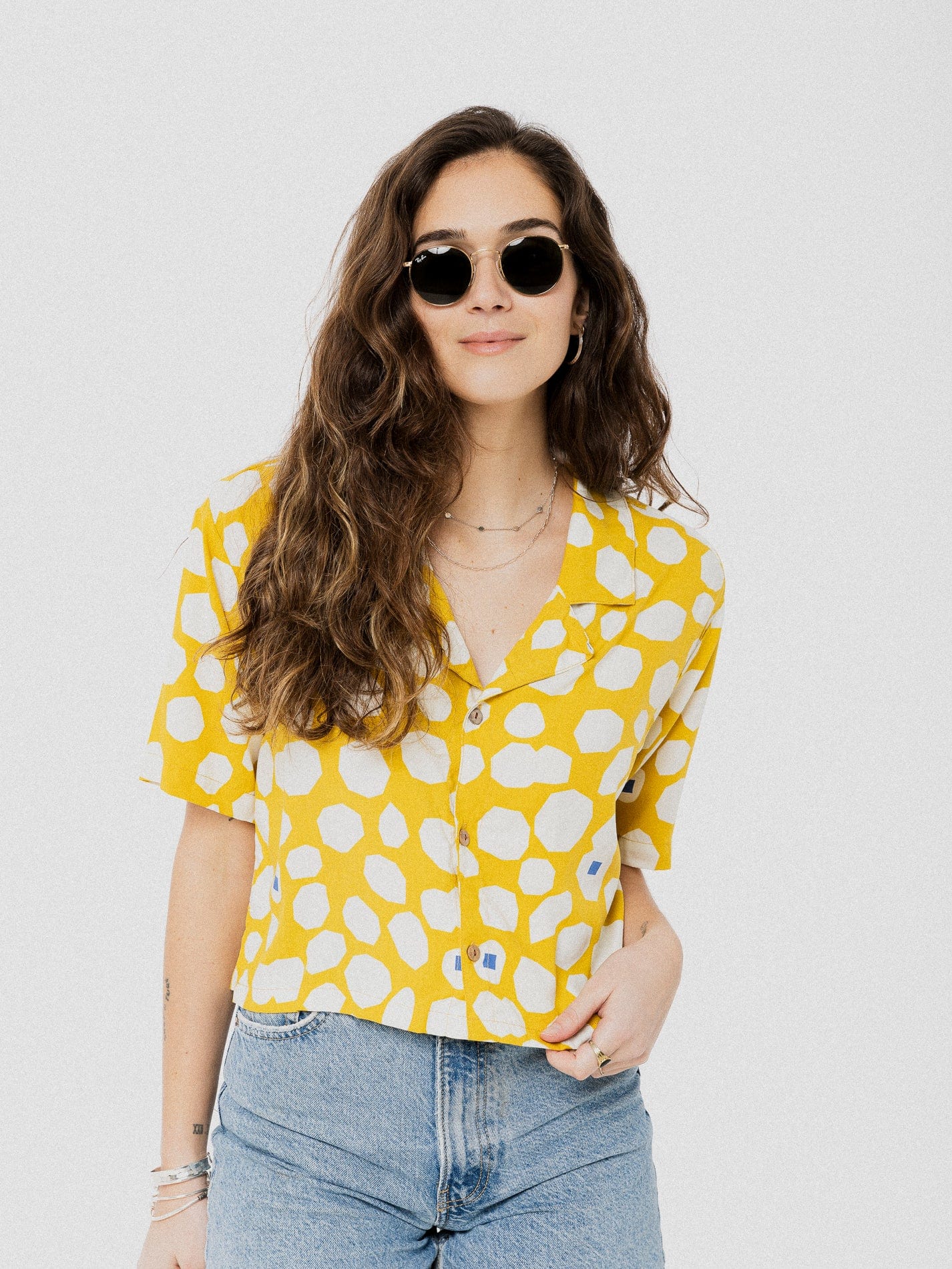 Blouse ample et confortable à manche courte jaune avec motif de ronds asymétriques blanc et quelques petits carrés bleu.