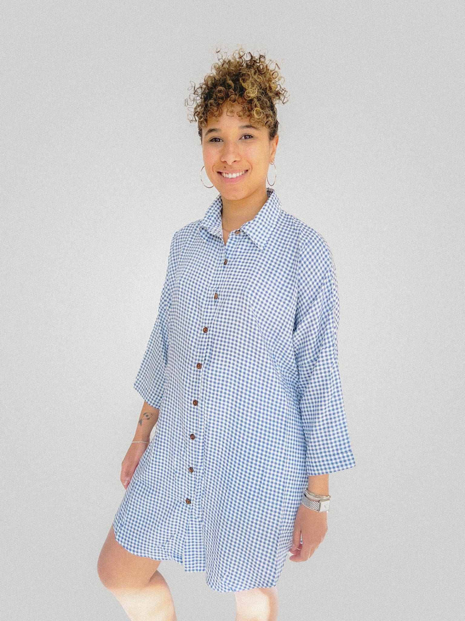 Robe d'été à carreaux bleu ample avec manche longue et boutonnière, très confortable.