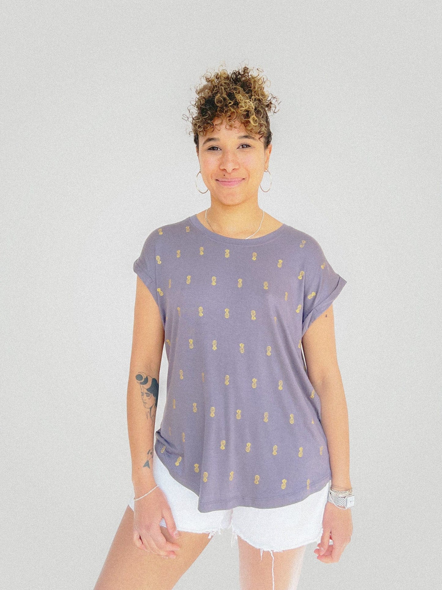 Chandail mauve pastel avec ananas jaune à manche courte très ample et confortable.